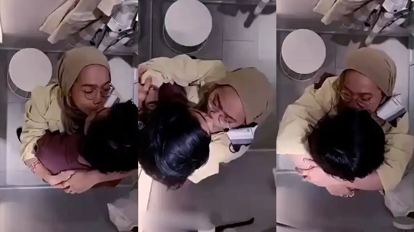 Jilbab Ciuman Mesra Diruang Ganti